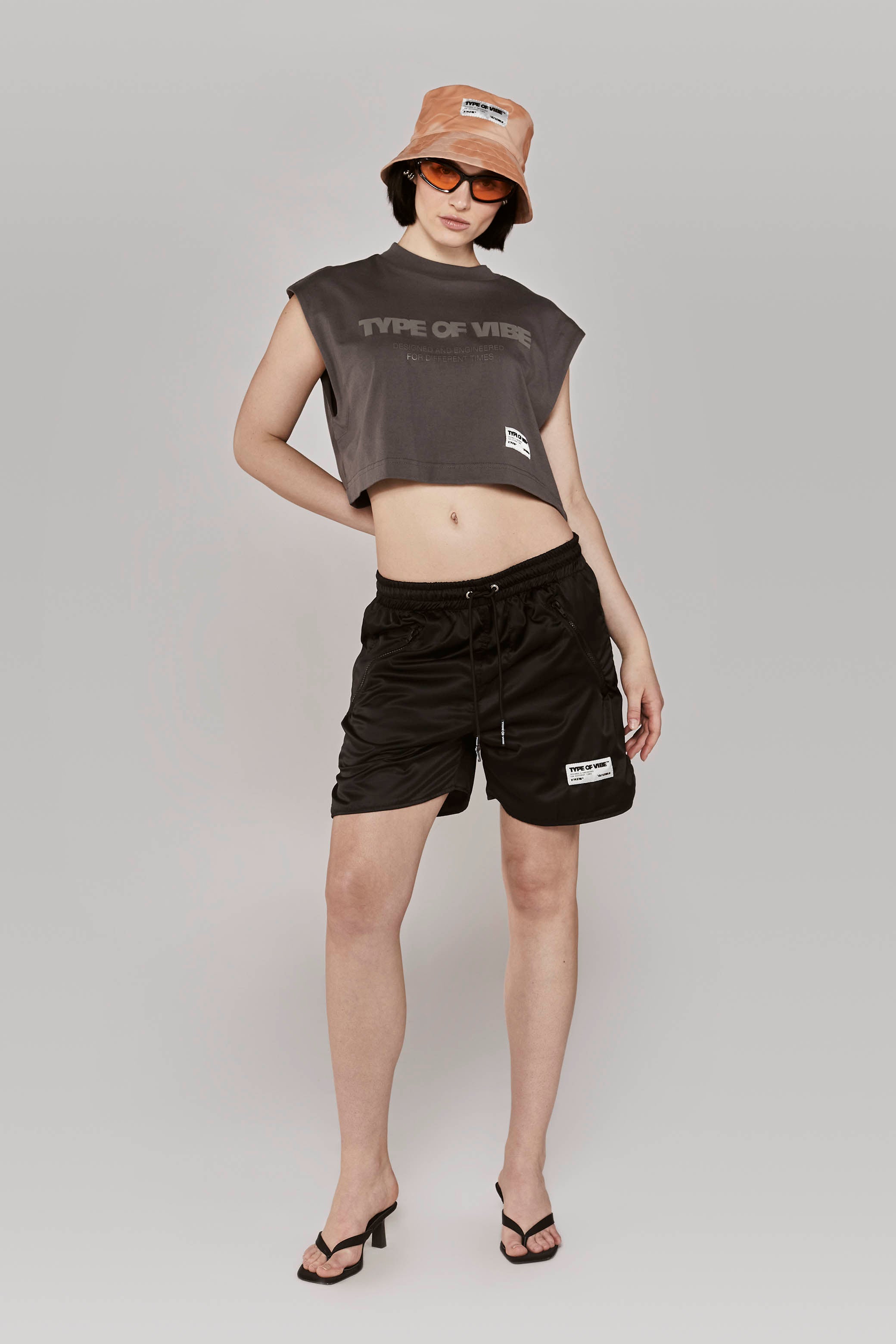 TYPE OF VIBE DT CROP TOP / GRAY